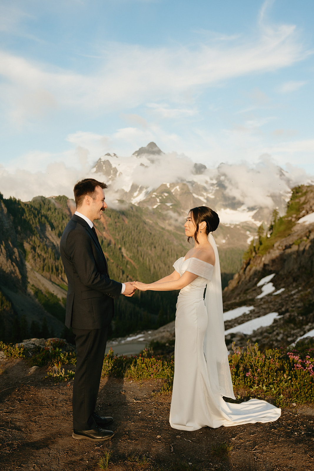 Exchanging vows beneath Mount Shuksan, this couple’s ceremony captures the beauty of eloping in Washington.